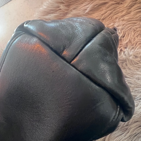 SAINT LAURENT
Lambskin Quilted Monogram
Medium Loulou Puffer
Chain Satchel Black - Picture 5 of 11